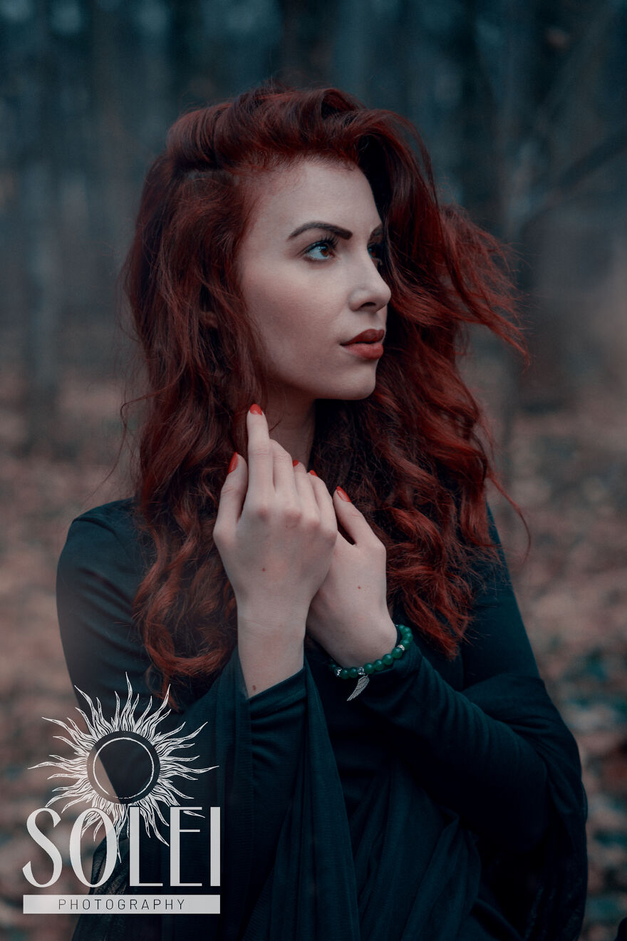 I Took A Pharmacist With Scarlet Hair For A Photoshoot In A Dead Forest (5 Pics)