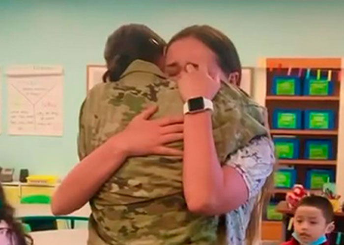 Woman Is Frozen In Place After Seeing Her Mom Enter The Classroom She’s Teaching After 11 Months Of Deployment