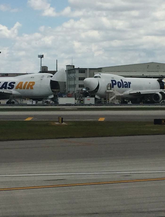 Dos Jumbo Jets contando chistes y riéndose, en el Aeropuerto Internacional de Miami