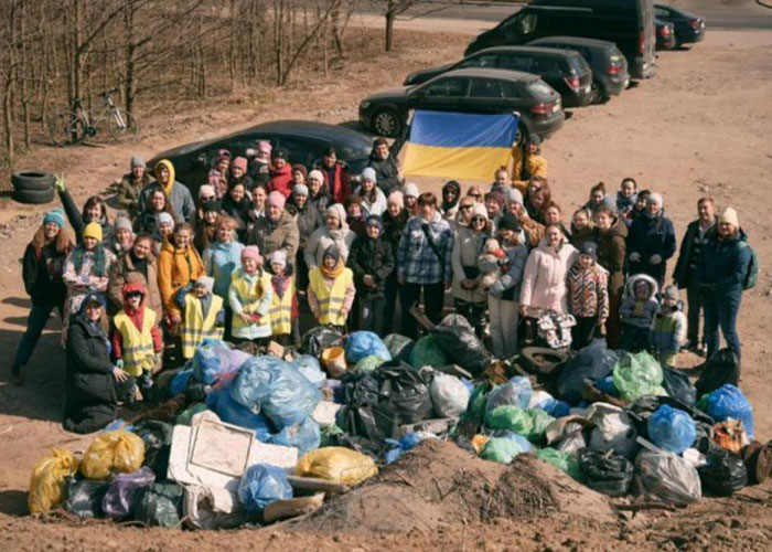 Grateful Ukrainians Thank Neighboring Countries For Their Hospitality By Cleaning Up Parks, Beaches, And City Streets