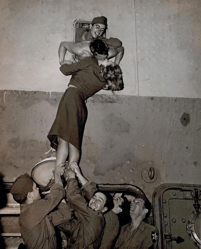 Marlene Dietrich besando a un soldado que regresa de la Segunda Guerra Mundial, 1945