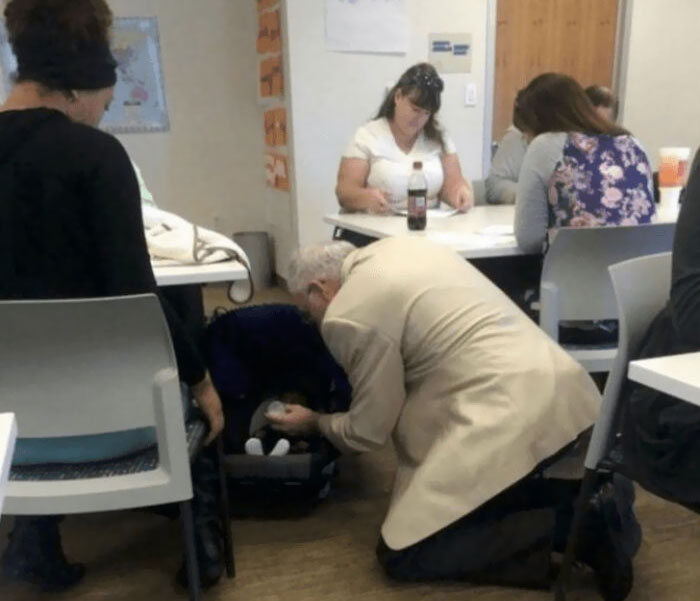 En clase de geografía, una chica tuvo que traer a su bebé, y empezó a llorar en medio del examen