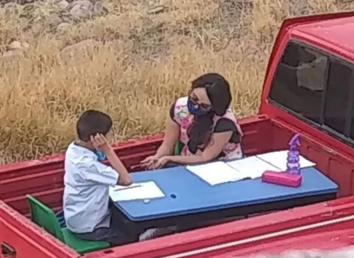 En México cancelaron las clases por la pandemia, y esta profesora usó su camioneta como aula portátil