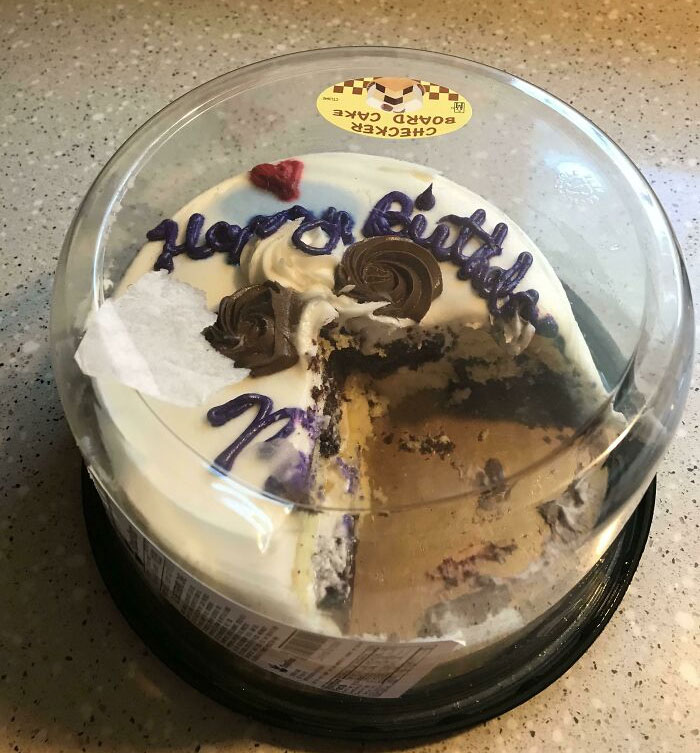 Un “amigo”, que se quedó por una semana, se comió una porción del pastel de cumpleaños de mi mamá antes de que le cantáramos el feliz cumpleaños