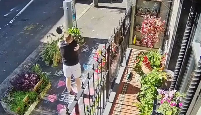 Australian Man Draws A "Hug Here" Spot Outside His House, Capturing Many Heartwarming Moments On His Security Camera