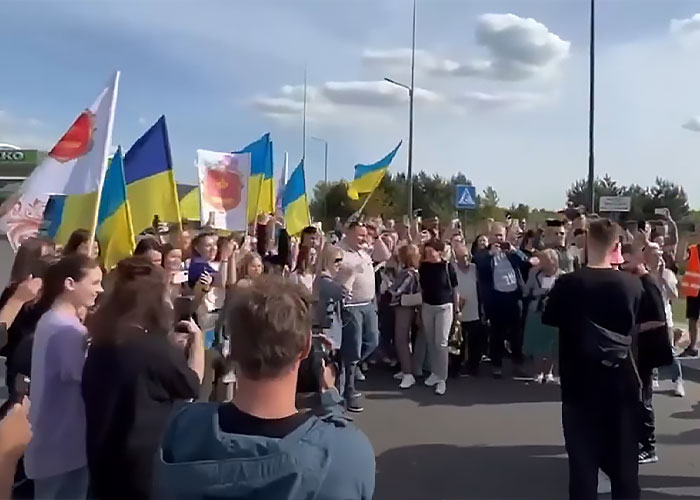 Eurovision 2022 Winners Sing At Polish Border Alongside Soldiers And Fans Alike