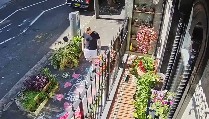 Australian Man Draws A "Hug Here" Spot Outside His House, Capturing Many Heartwarming Moments On His Security Camera Australian Man Draws A "Hug Here" Spot Outside His House, Capturing Many Heartwarming Moments On His Security Camera