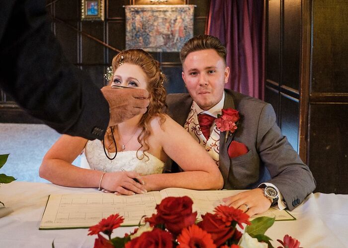 30 Honest Wedding Photos By Ian Weldon That Are As Funny As They Are Chaotic (New Pics)