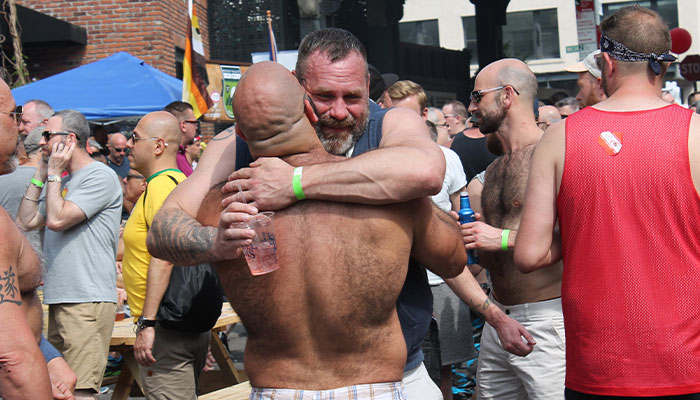 Australian Man Draws A "Hug Here" Spot Outside His House, Capturing Many Heartwarming Moments On His Security Camera Australian Man Draws A "Hug Here" Spot Outside His House, Capturing Many Heartwarming Moments On His Security Camera