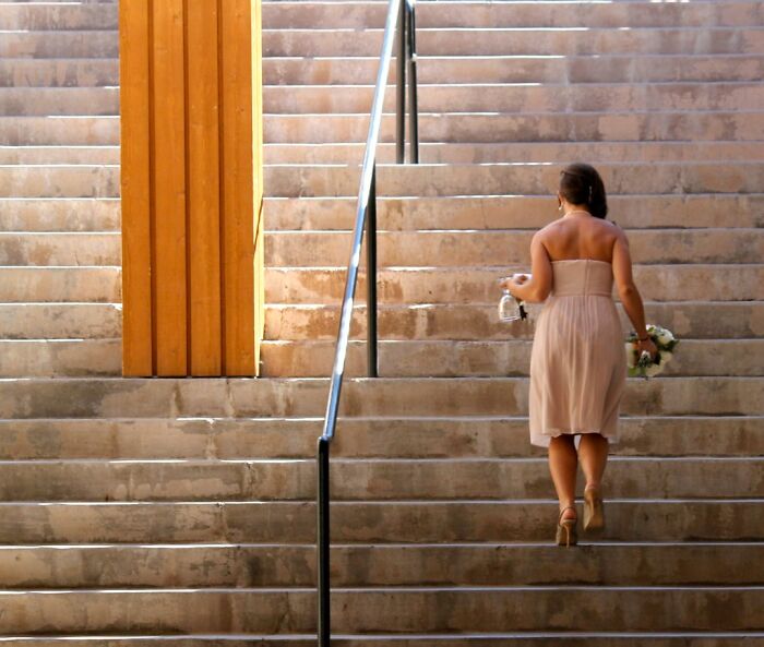 Inspecciona siempre las escaleras cuando camines detrás de una mujer