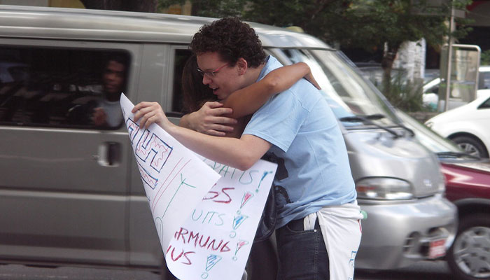 Australian Man Draws A "Hug Here" Spot Outside His House, Capturing Many Heartwarming Moments On His Security Camera Australian Man Draws A "Hug Here" Spot Outside His House, Capturing Many Heartwarming Moments On His Security Camera
