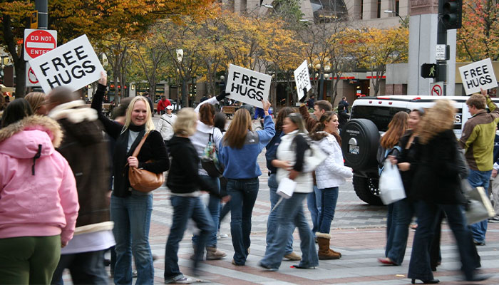 Australian Man Draws A "Hug Here" Spot Outside His House, Capturing Many Heartwarming Moments On His Security Camera Australian Man Draws A "Hug Here" Spot Outside His House, Capturing Many Heartwarming Moments On His Security Camera