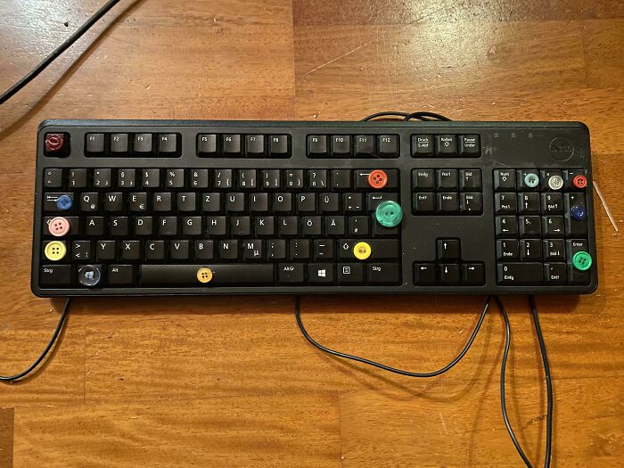 Mi hermano pequeño (de 11 años) pegó botones de colores en su teclado 