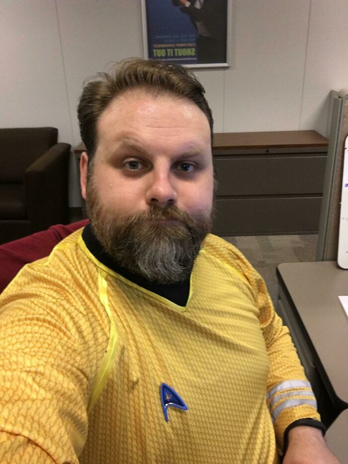 Un compañero me dijo que todos se habían disfrazado en la oficina, pero he llegado y aquí solo estoy yo como el capitán Kirk