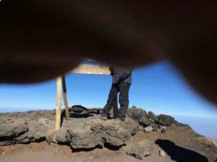 Un hombre se tomó una semana libre para escalar el Kilimanjaro y recaudar dinero para la caridad. Esta es la foto que su guía tomó en la cumbre antes de que el teléfono muriera