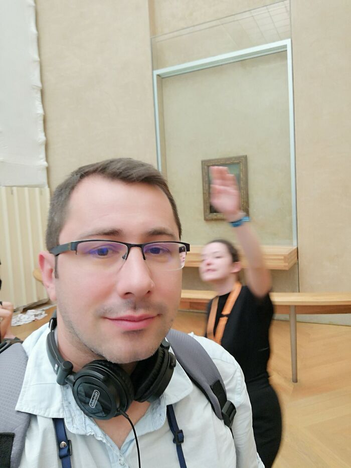 Este tipo se hace un selfie con la Mona Lisa