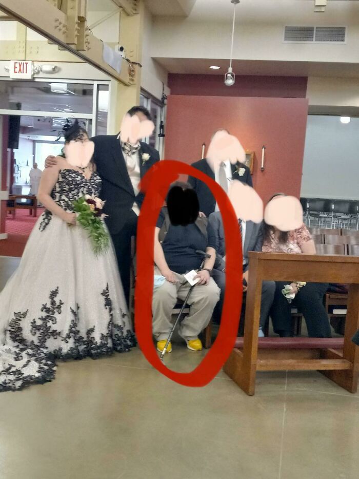 Mi cuñada usó una camiseta negra, pantalones de cargo caqui y zapatillas amarillas durante nuestra boda semiformal