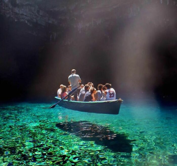 El agua más cristalina, lago Melissani en Grecia