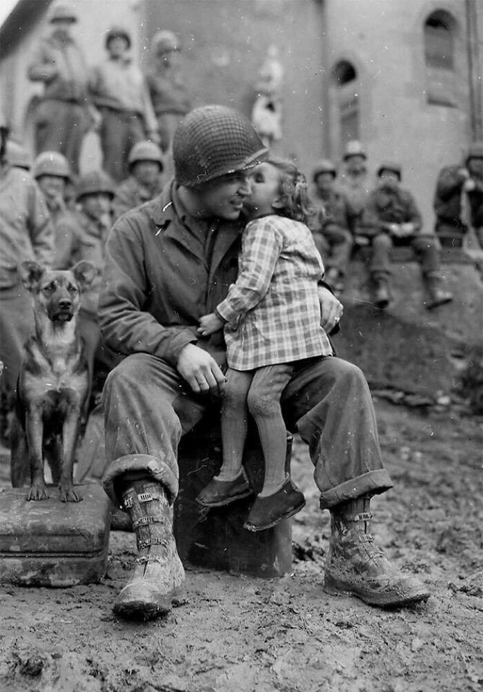 Una niña francesa le da un beso a un soldado americano el día de San Valentín, 1945