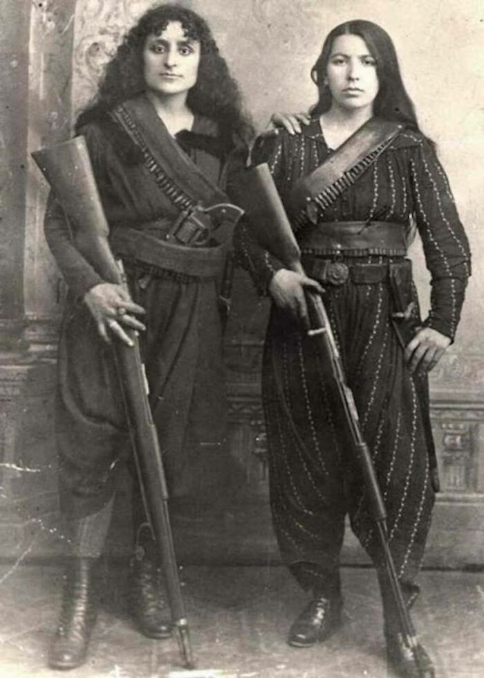 Dos mujeres armenias posan con sus rifles antes de ir a la batalla contra los otomanos, 1895