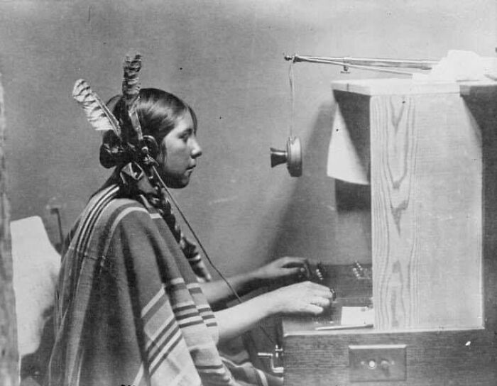 Helen, una india americana operadora de teléfonos y centralitas, Montana, 1925