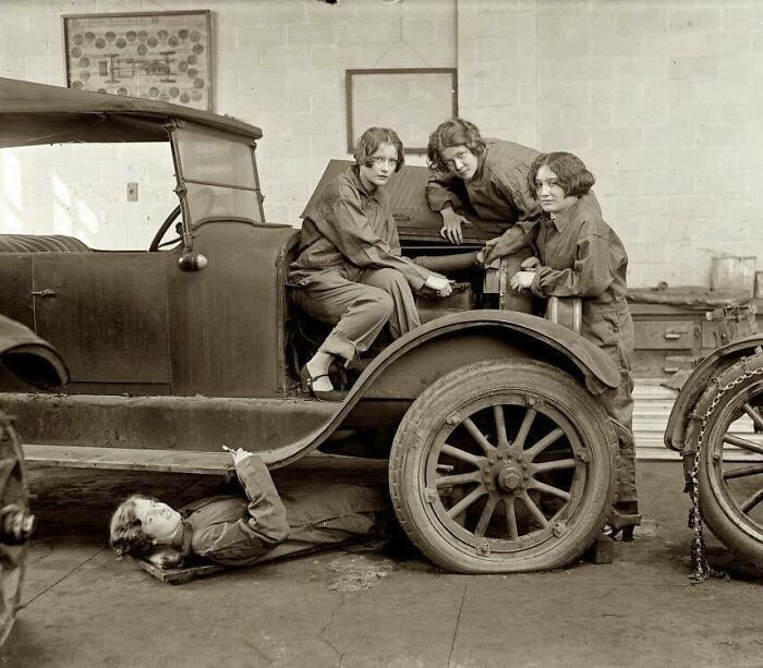 Estas chicas progresistas de la escuela secundaria aprenden los aspectos más detallados de la mecánica automotriz en 1927