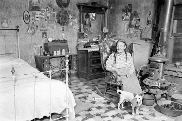 Una mujer y su perro en su casa de una sola habitación, Texas, 1938