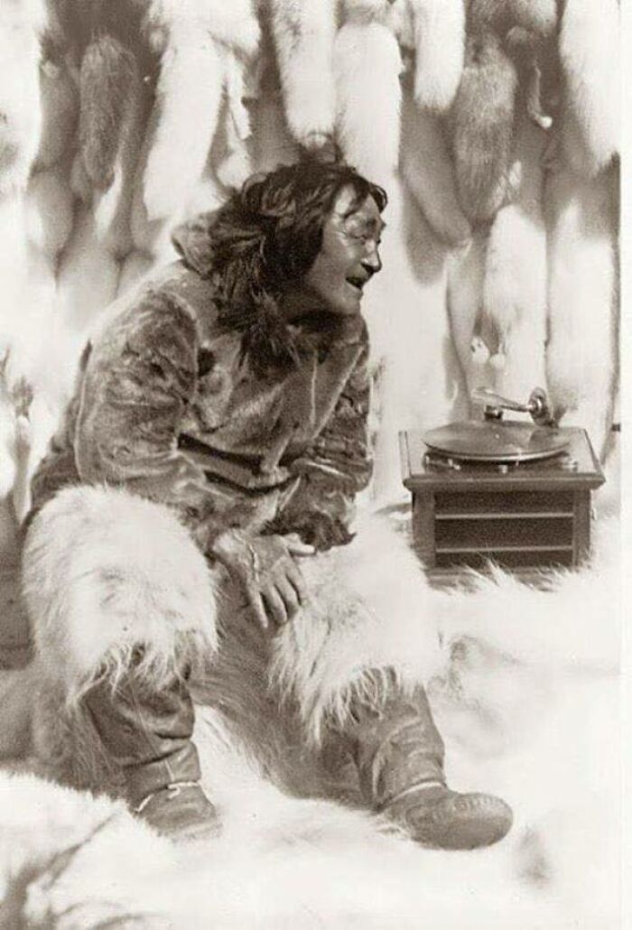 Un hombre escuchando música en un tocadiscos, 1922