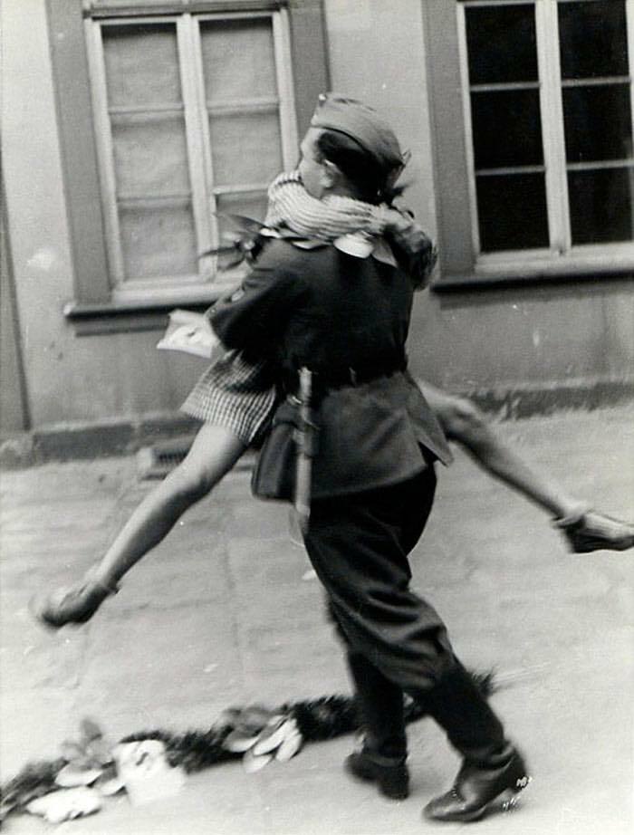 Un soldado volviendo a casa de la guerra, años 40