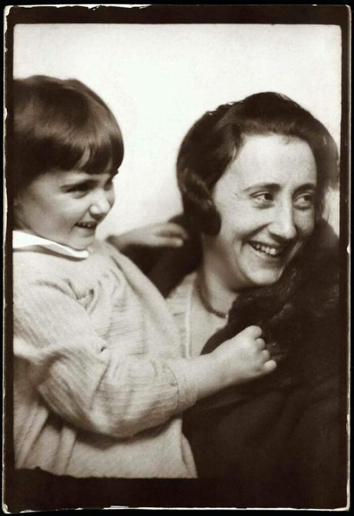 Anne Frank, con su madre, Edith, alrededor de 1932-33