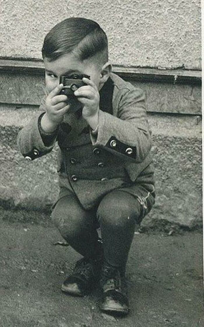 Un niño bávaro disfrutando de su cámara, 1910