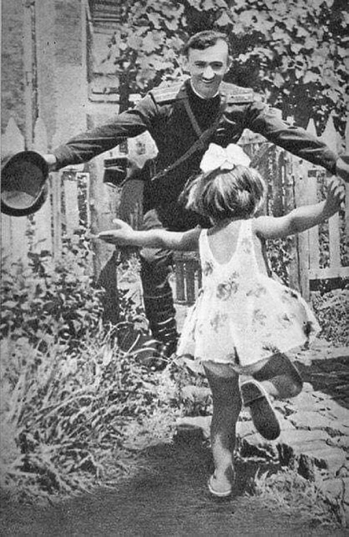 Soldado volviendo a casa con su hija después de la Segunda Guerra Mundial, 1945