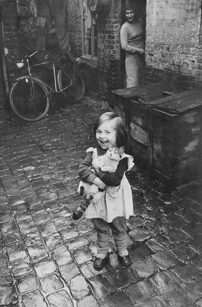 Una niña francesa feliz y su gato, 1959