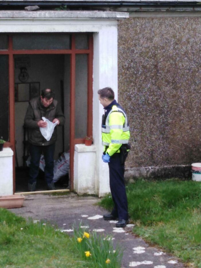 Gardaì Delivering Coal, Sticks, Esb Top Up And Prescriptions To A Man Who Had No Transport This Morning.....well Done Sir