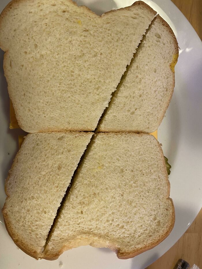 Mi novio hizo el almuerzo. ¿Quién corta los sándwiches así?