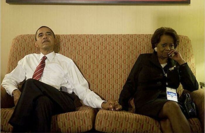 Barack Obama y su suegra ven como se hace evidente que ha ganado la presidencia en 2008