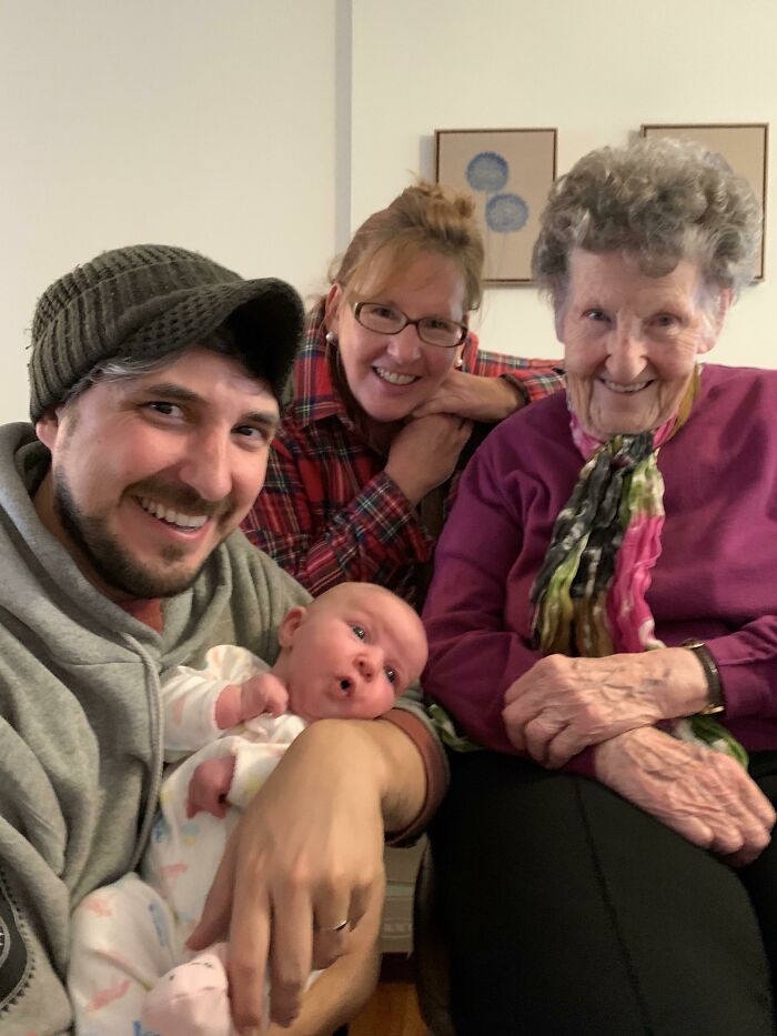 Hoy tomé esta foto de cuatro generaciones de mi suegra de 91 años, su hija, su nieto y su bisnieta de un mes. Las sonrisas abundan