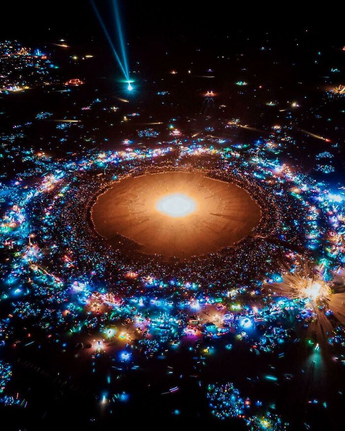 Foto aérea del festival Burning Man que parece un sistema solar