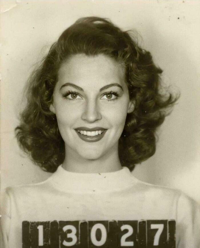 Ava Gardner a los 19 años fotografiada para su cuestionario de empleo en MGM, 1942