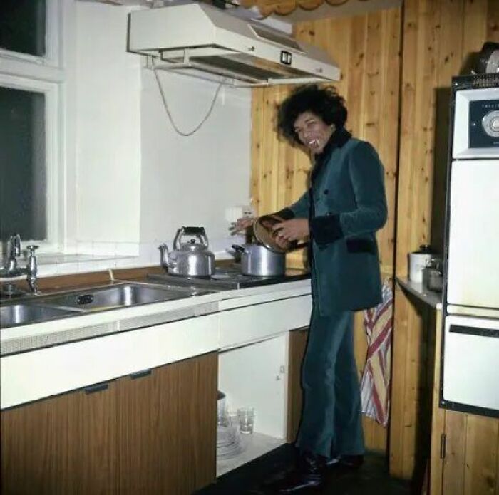 When Jimi Hendrix Rented Ringo Starr’s Apartment, London, 1966