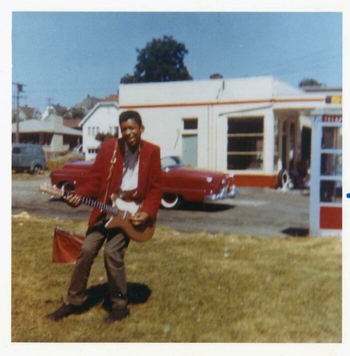 Jimi Hendrix a los 15 años, con su primera guitarra eléctrica