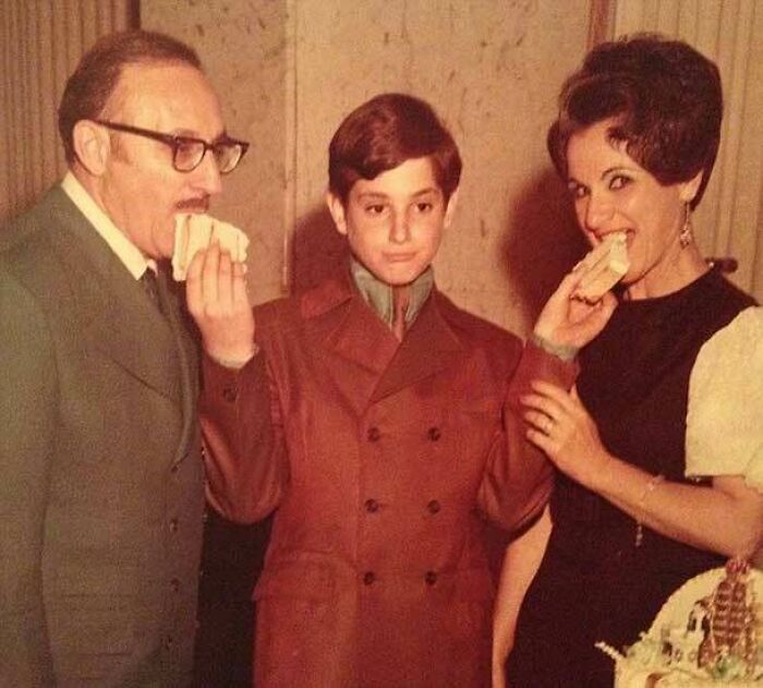 Un adolescente Bob Saget con sus padres, alrededor de 1969 o 1970