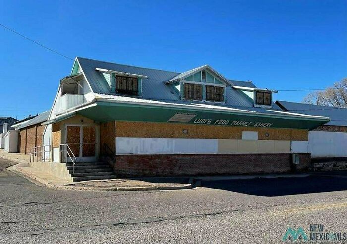 We're Closing On This 1947 Grocery Store W/ A 2br Apt Above