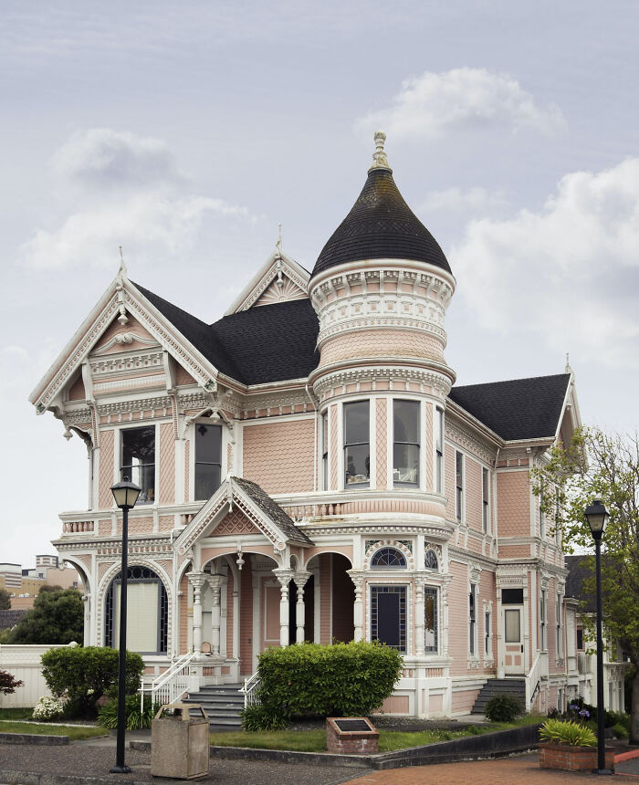 Casa victoriana de color gris rosado