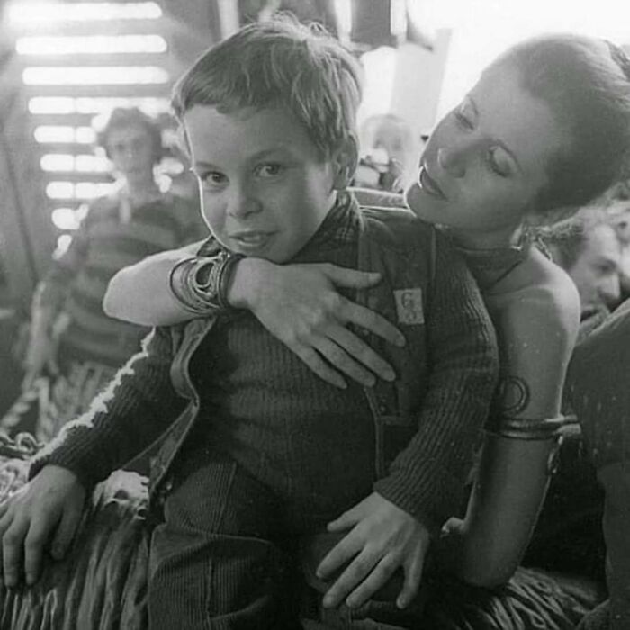 Carrie Fisher y Warwick Davis de 13 años de edad en el rodaje de "El Retorno del Jedi" en 1983