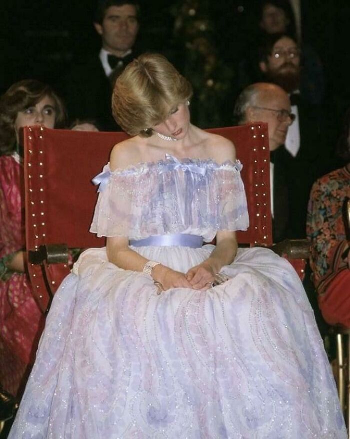 La Princesa Diana dormida mientras ve un espectáculo en un museo en 1981