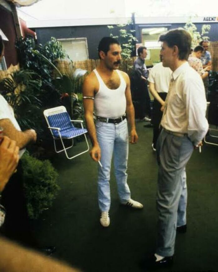 Freddie Mercury hablando con David Bowie. (Live Aid - 1985)