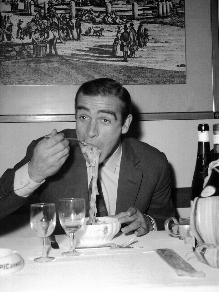 Sean Connery comiendo pasta, (1963)
