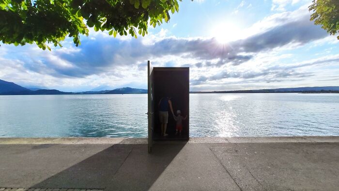 Entrada a un observatorio subacuático en el Lago Zug (Suiza). Parece el Show de Truman
