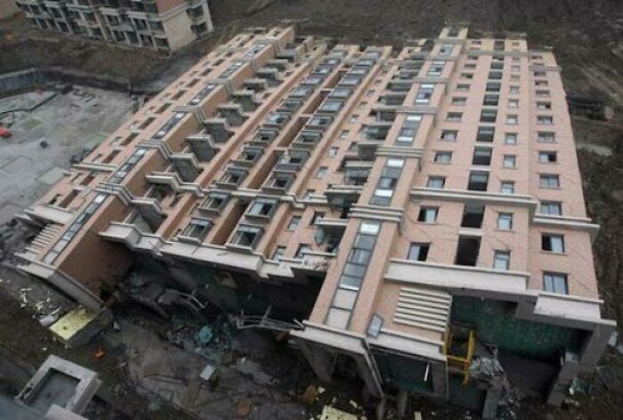 Este edificio de apartamentos en Shanghái se derrumbó y quedó casi intacto